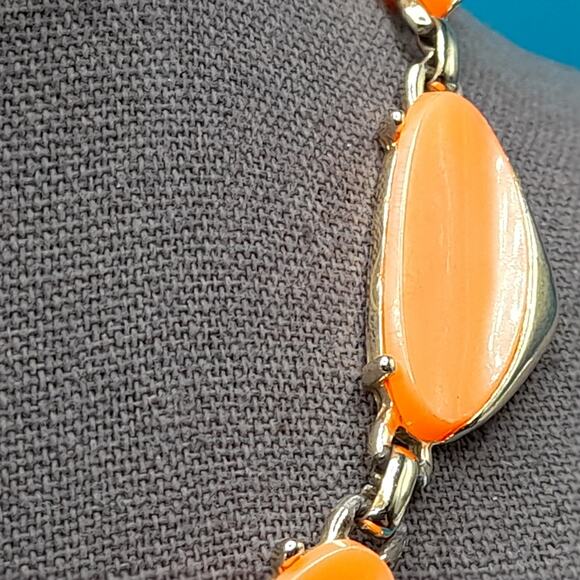 Vintage Orange Lucite Choker Necklace, Gold Tone, 1950s Vintage Jewelry - Picture 5 of 10